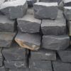 Mauerstein aus Granit gespalten bazalt mittelkörnig